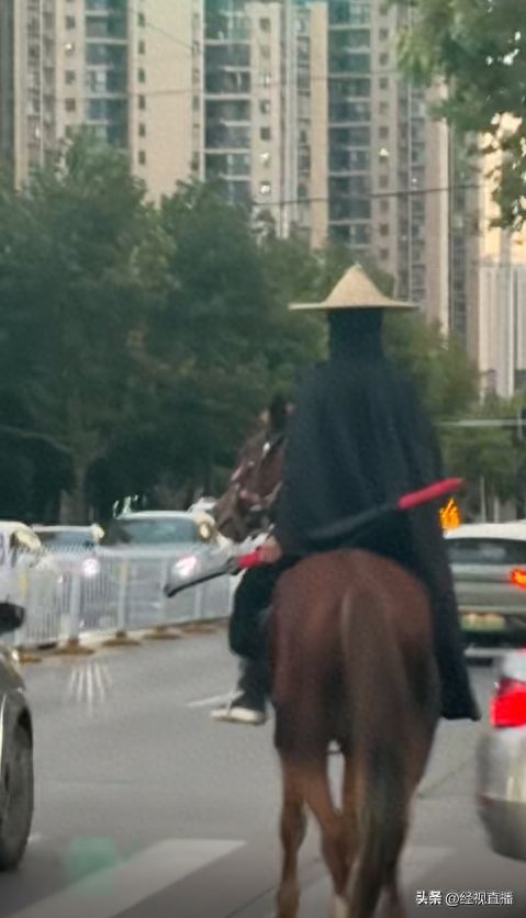 武汉街头惊现黑衣骑马“侠客”！本人回应了